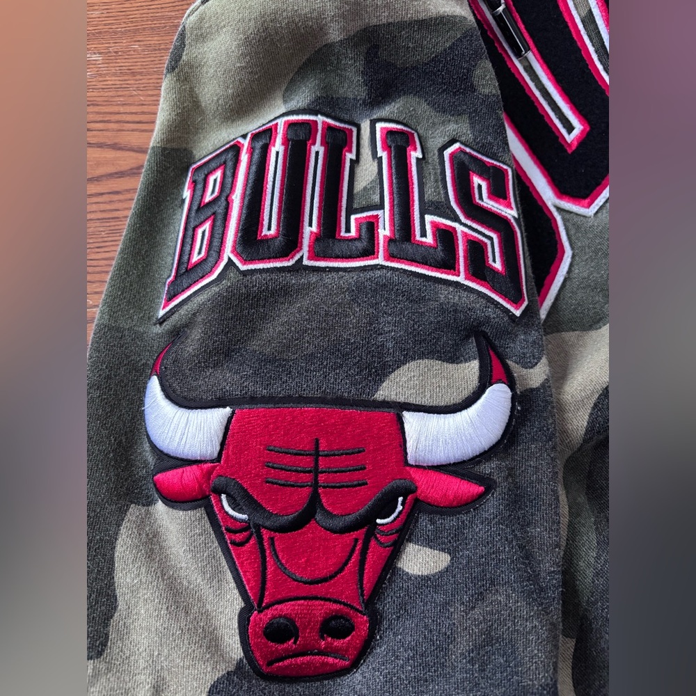 Men’s Chicago Bulls Pro Standard Camo Hoodie - Picture 5 of 7